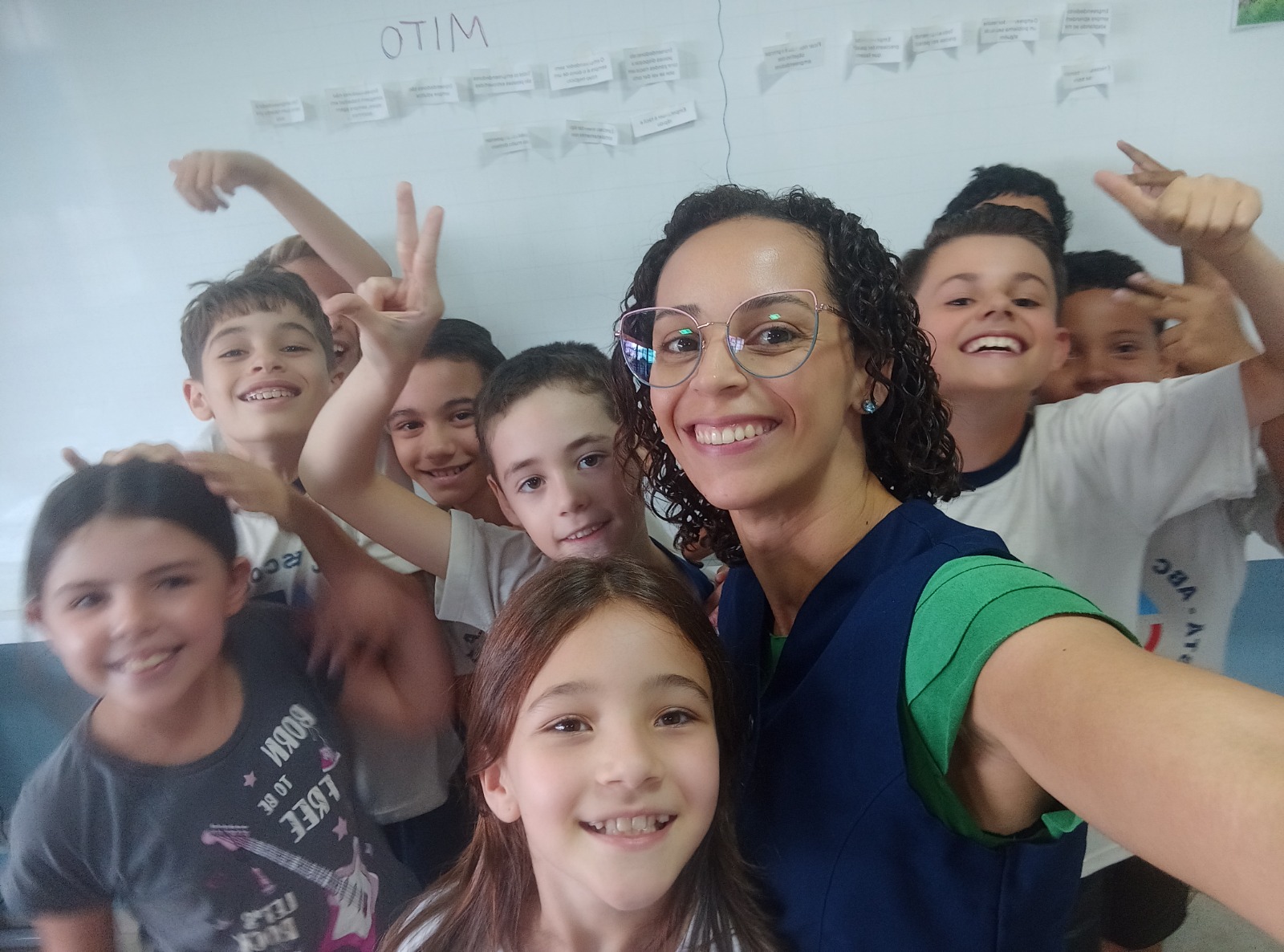 Adélli Luna com uma turma de estudantes