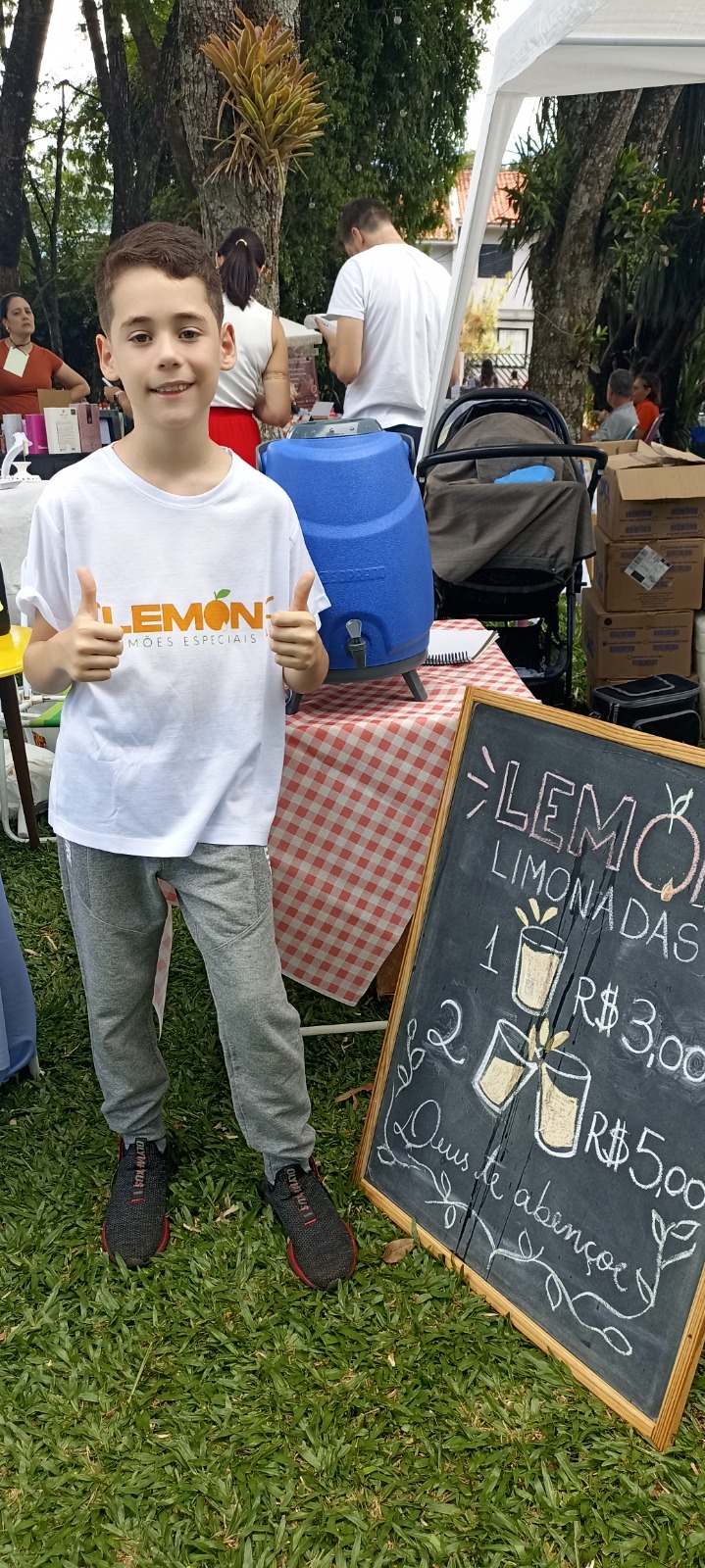 Criança com camiseta da marca própria Lemon