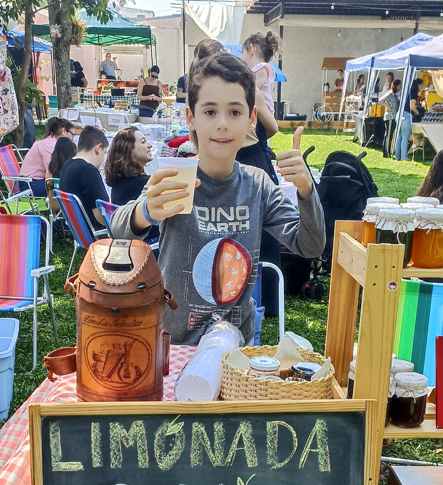 Criança em sua própria barraca de limonada