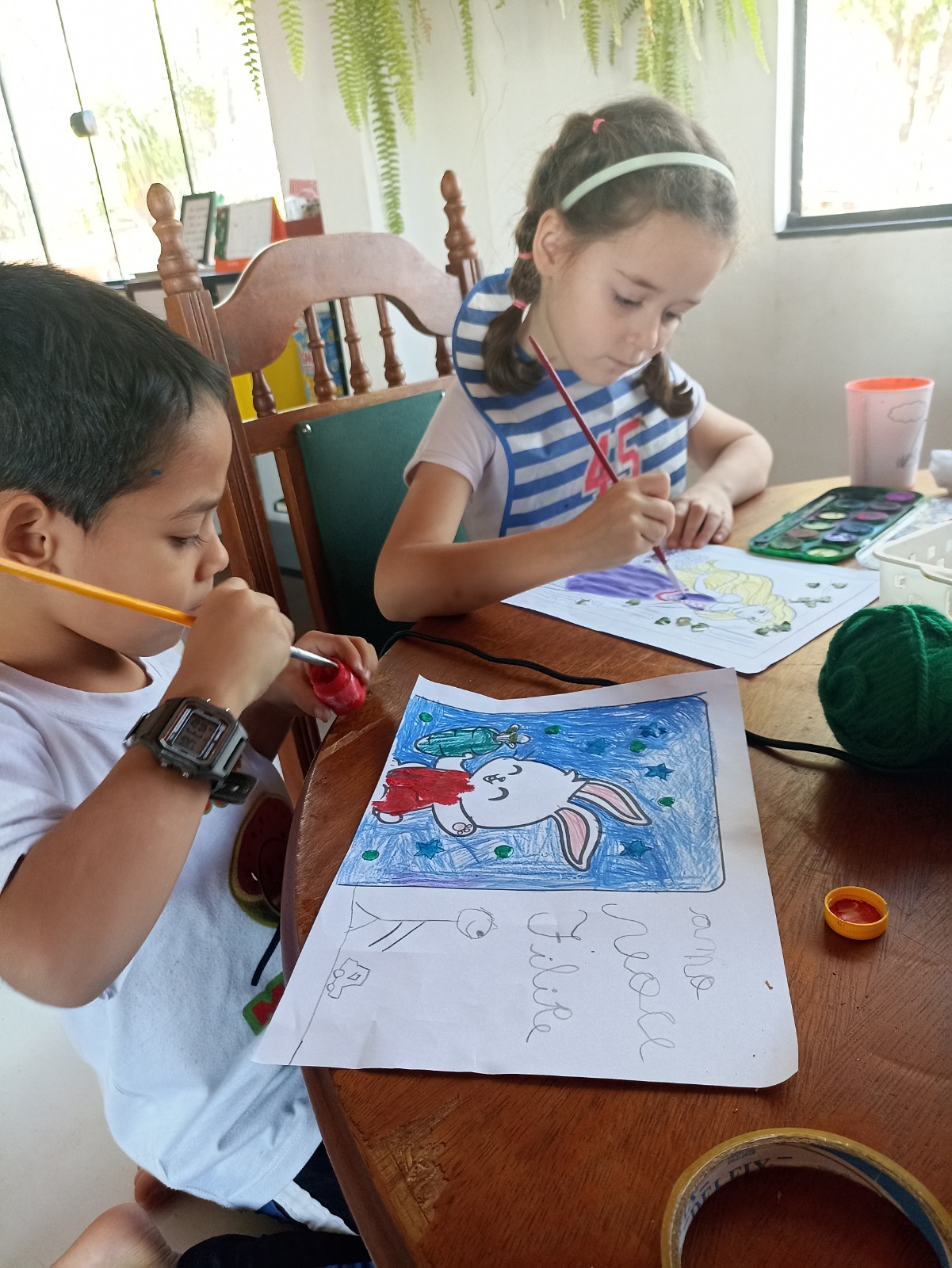 Crianças em atividade de pintura e criação